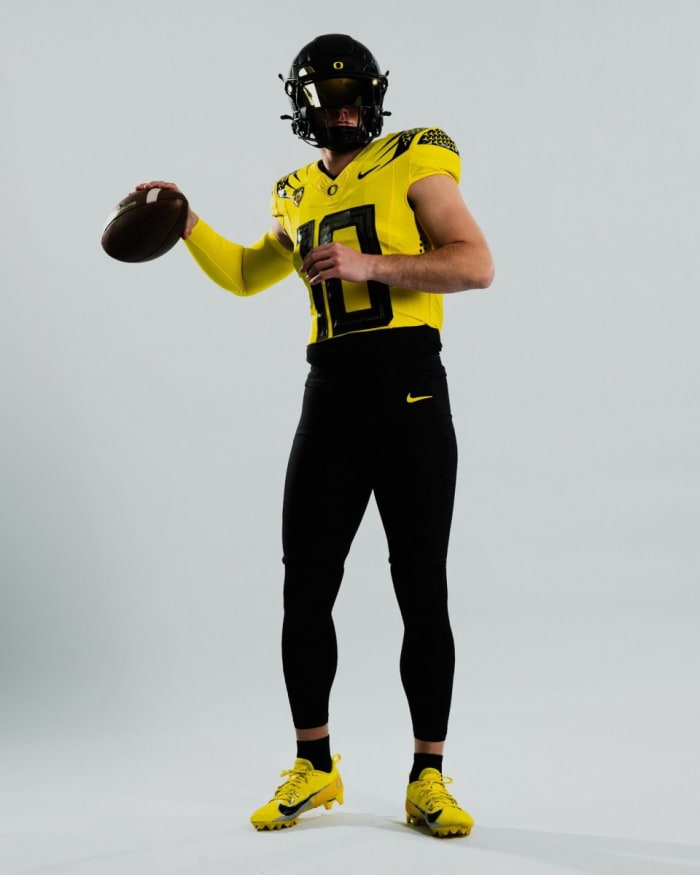 Oregon vs. USC Uniforms 2